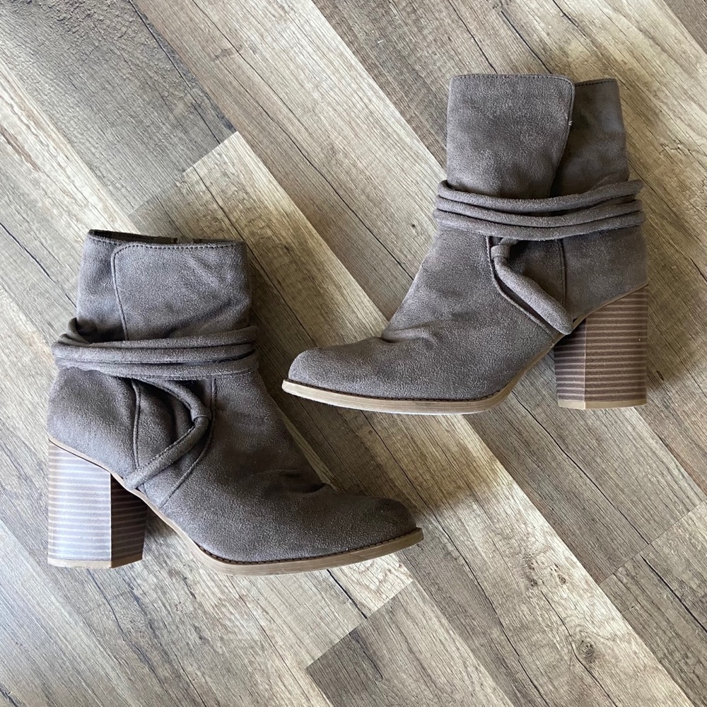 Women’s Size 8 Beige Booties